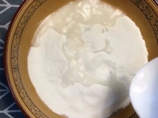 1、鸡肉卷,面粉加盐,加温水