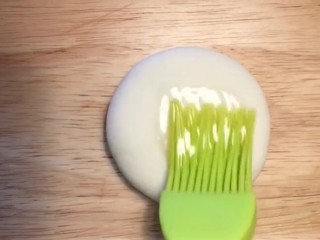 3、鸡肉卷,然后刷上油