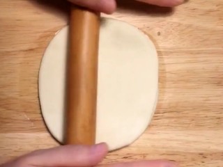4、鸡肉卷,两片重叠擀成薄饼