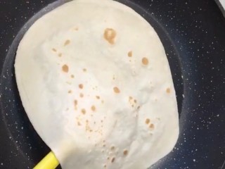 5、鸡肉卷,入锅中小火烙至两面熟透