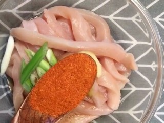 7、鸡肉卷,鸡肉切成条放入碗中加葱姜,料酒,生抽,奥尔良腌料