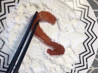 9、鸡肉卷,裹上玉米淀粉