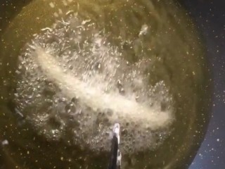 10、鸡肉卷,油热下锅炸