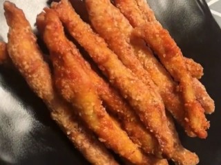 11、鸡肉卷,炸至金黄熟透捞出