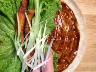 13、鸡肉卷,放上生菜,鸡肉,黄瓜丝,葱丝卷起来即可