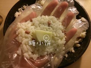 7、辣肠芝心炸饭团,取一团煮好的饭压扁，中间摆上一块山羊奶酪,马苏里拉款同样