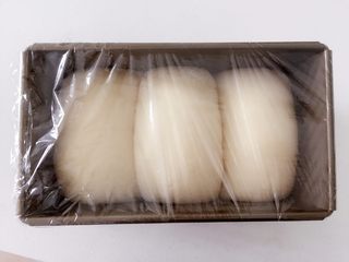 3、宝宝版拉丝超软吐司—一次发酵,快速方便!,发酵到七分满的时候,差不多花了60分钟,此时把保鲜膜拿掉,不然等面团长高,容易粘住保鲜膜,破坏面团表面形状。