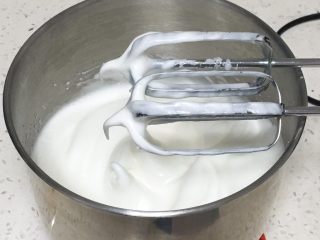 4、奶油戚风蛋糕,继续搅打50圈，蛋白变白，变得细腻光滑，加入最后的15克细砂糖。