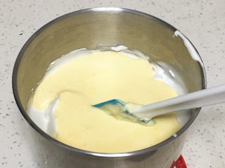 12、奶油戚风蛋糕,蛋糕糊倒回蛋白中。