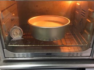 14、奶油戚风蛋糕,烤箱预热至150度，模具送入烤箱，烤制40分钟。