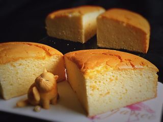 16、奶油戚风蛋糕,冷却后用细齿刀切成四份。