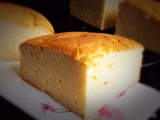 17、奶油戚风蛋糕,奶油蛋糕就可以品尝了，香味十足，细腻可口的。