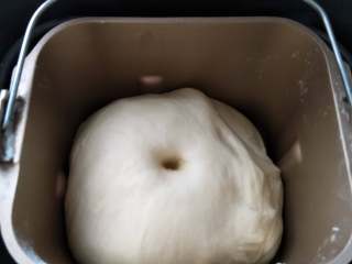 2、蜂蜜脆底小面包,我一般放在面包桶中进行发酵的,发酵好的面团涨大2倍的量,并用手指按下去不会迅速回弹。