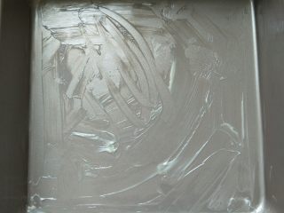 4、蜂蜜脆底小面包, 取15克黄油在盘底涂抹均匀,备用