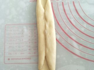 6、蜂蜜脆底小面包,将面团的左右两边向中间位置对折起来,中间不要留缝隙