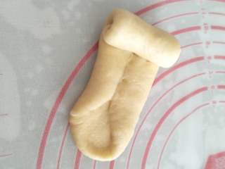 7、蜂蜜脆底小面包,将面团的底部用手指压薄,再从上向下将面团卷起