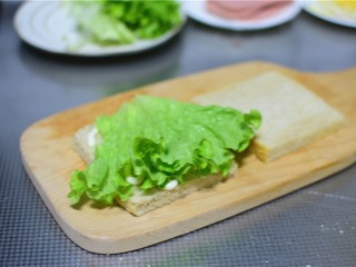 5、火腿三明治,放一片生菜