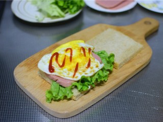 8、火腿三明治,挤上番茄酱