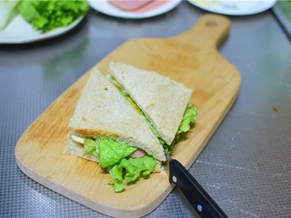 11、火腿三明治,对角切开