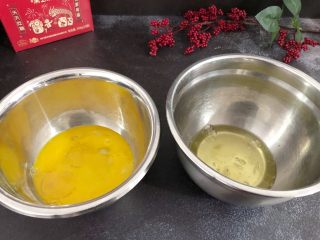 2、芝麻糊戚风蛋糕,鸡蛋黄与鸡蛋清分别放入两个干净的容器里