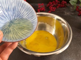 3、芝麻糊戚风蛋糕,先来做蛋黄糊，蛋黄中加入玉米油30g，搅拌混合