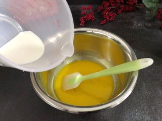 4、芝麻糊戚风蛋糕,再加入牛奶45g，可以用电动打蛋器搅打均匀，手动搅拌的可能长一些