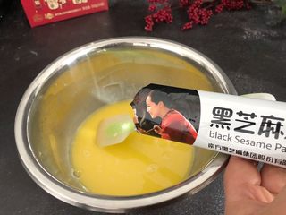 5、芝麻糊戚风蛋糕,加入芝麻糊20g，搅拌混合，也可以加入面粉中一块加入