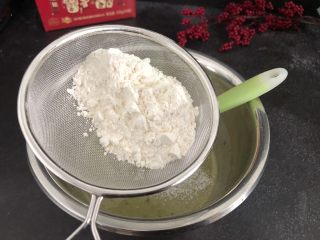6、芝麻糊戚风蛋糕,筛入低筋粉，翻拌至无颗粒状态，不可画圈搅拌，不然做出的蛋糕没那么松软.