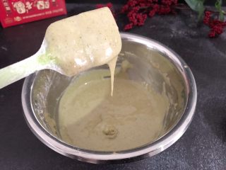 7、芝麻糊戚风蛋糕,面糊搅拌成这个状态就好了，滴落有纹路，片刻后消失纹路即可