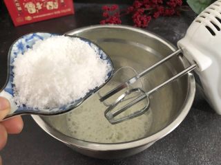 8、芝麻糊戚风蛋糕,接下来打发蛋白，蛋清里白糖50g分三次加入白糖，蛋清先用打蛋器打发至大眼鱼泡时加入第一次白糖，这个时候就可以开始预热烤箱了，上火120下火150度预热5分钟