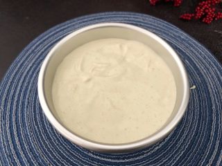 12、芝麻糊戚风蛋糕,面糊高度落下倒入6寸模具中，轻摔几下，震出大气泡