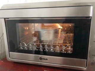 13、芝麻糊戚风蛋糕,东菱烤箱选择5蛋糕档，上火120度下火150度烤50分钟出炉，这个温度从来没失败过，当然不同烤箱温度不同，只作为参考