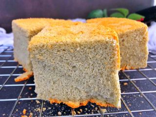 14、芝麻糊戚风蛋糕,完美的蛋糕就出炉啦，松软好吃