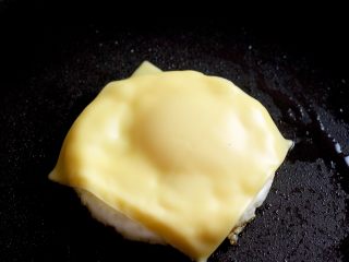 7、mini早餐堡,鸡蛋煎好关火趁热放入芝士