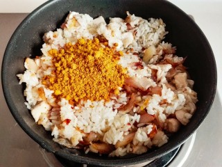 5、什锦咖喱焗饭,再加入炒熟的鸡胸肉,和准备好的咖喱粉搅拌均匀。