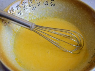 2、抹茶蛋糕卷,再加入牛奶和玉米油，搅拌均匀