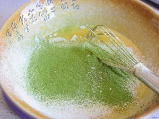 3、抹茶蛋糕卷,混合筛入低筋面粉和抹茶粉
