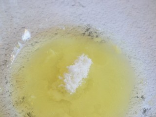 4、抹茶蛋糕卷,鸡蛋清中加入35克白糖