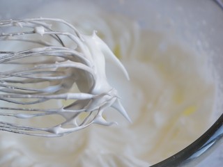 5、抹茶蛋糕卷,用电动打蛋器打发至有小尖勾的状态