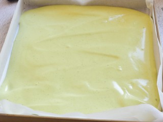 8、抹茶蛋糕卷,倒入模具中