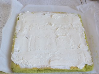 11、抹茶蛋糕卷,均匀抹在蛋糕上