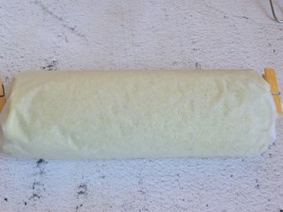 12、抹茶蛋糕卷,卷起来，放冰箱冷藏一小时定型