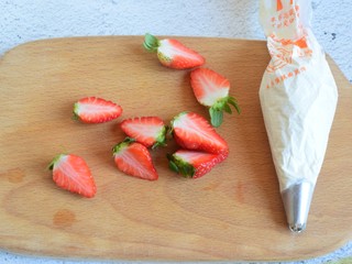 13、抹茶蛋糕卷,切草莓，剩下的淡奶油装入裱花袋中