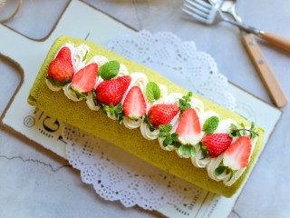 14、抹茶蛋糕卷,把奶油挤在蛋糕卷上面，再加上草莓就可以吃了