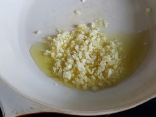 3、鸡肉海鲜披萨,3.在揉面的同时,我们可以酱料,将橄榄油放在不粘锅内,加入大蒜头碎,炒到焦黄。