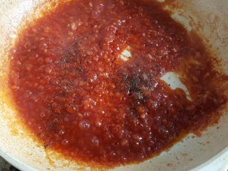 5、鸡肉海鲜披萨,5.不停的搅拌收汁,最后加入一点点盐和披萨草。