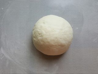 12、鸡肉海鲜披萨,12.将面团取出,撒少许手粉,将面团揉圆。