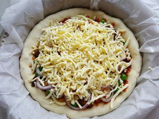 18、鸡肉海鲜披萨,18.最后铺上厚厚的芝士丝。