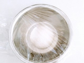 5、农夫面包,盖上保鲜膜进行发酵。