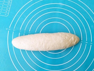 11、农夫面包,倒扣过来，搓成长条。